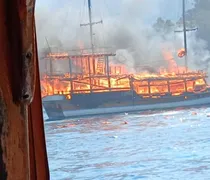 Bυθίστηκε στο Μαρμαρίς τουριστικό σκάφος με 110 επιβάτες που έπιασε φωτιά – Επτά τραυματίες