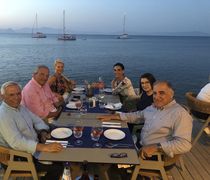 Στο "H2O" ο πρώην Πρωθυπουργός Κώστας Καραμανλής με τον κ. Γ. Βαληνάκη, καλεσμένοι της οικογενείας Πουλιού
