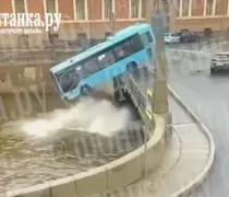 Λεωφορείο έπεσε σε ποτάμι στην Αγία Πετρούπολη - Αγωνία για τους επιβάτες