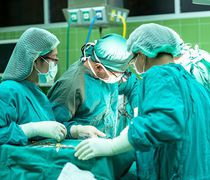 Πώς θα λειτουργoύν τα απογευματινά χειρουργεία στα δημόσια νοσοκομεία – Από 300 έως 2.000 ευρώ το κόστος για τον πολίτη