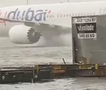 Πλημμύρισε το Ντουμπάϊ – Το αεροδρόμιο μετατράπηκε σε λίμνη