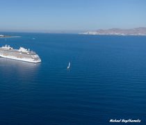 Bloomberg: Η Ελλάδα θα περιορίσει τον αριθμό των κρουαζιερόπλοιων στα πιο δημοφιλή νησιά λόγω υπερτουρισμού