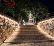 Π. Αβριθης: Επιτέλους φωτίστηκε το άγαλμα του Ιπποκράτη - Το ωραιότερο τοποσημο στην Κω