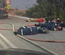 Χίος: Συγκλονιστική φωτογραφία από το μέτωπο της φωτιάς – Εξαντλημένοι πυροσβέστες κοιμούνται στη μέση του δρόμου
