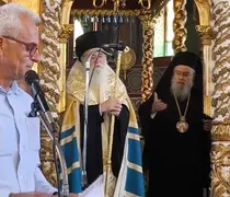 Μητροπολίτης επέπληξε διευθυντή σχολείου για την αμφίεσή του στην εκκλησία: «Με τα πουκάμισα έξω ήρθες να βγάλεις λόγο...