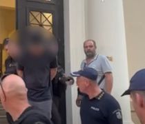 Χειροκροτήματα από την οικογένεια και τους φίλους του για τον 25χρονο που κατηγορείται για τη φωτιά στο Γηροκομείο Πάτρας