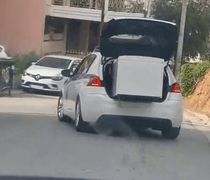 Περιπολικό μετέφερε ψυγείο στο πορτ μπαγκάζ του