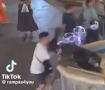 Ρόδος: Nεαρός έσπρωξε και έριξε μέσα στο σιντριβάνι ...για πλάκα άστεγο (βίντεο)