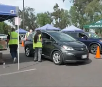 HΠΑ: Δημοσιονομική παράλυση χωρίς προηγούμενο: Ουρές χιλιομέτρων στην Καλιφόρνια για δωρεάν τρόφιμα 