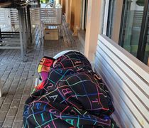 Άστεγος άνδρας κοιμάται εδώ και 4 ημέρες σε παγκάκι στην πόλη της Κω