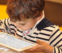 Οι οθόνες και ο τρόπος ζωής απειλούν την όραση των παιδιών – Αύξηση της μυωπίας με γεωμετρική πρόοδο από την προσχολική ηλικία