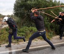 Viral η φωτογραφία με τους αγρότες που έβαλαν στο κυνήγι αστυνομικό με κατσούνες