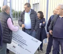 Πάτρα: Ο Δήμαρχος ξήλωσε διαφημιστικές πινακίδες τραπεζών από σχολεία