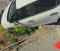 Aυτοκινητο "καρφώθηκε" σε χαντάκι στο Λινοποτη