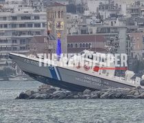 Βόλος: Σκάφος του Λιμενικού “καβάλησε” τον κυματοθραύστη στο λιμάνι – Απίστευτες εικόνες