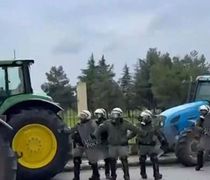 Tρακέρ στη Θεσσαλονίκη κάνει όπισθεν και κατευθύνεται προς τους αστυνομικούς: «Πάτα τον τον π@@»