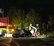 Άνδρας και δύο παιδιά 9 ετών κάηκαν σε Tesla – Μπλόκαραν οι πόρτες