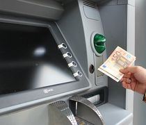 Αλλάζουν οι συναλλαγές στα ΑΤΜ: Καταργούνται οι χρεωστικές κάρτες