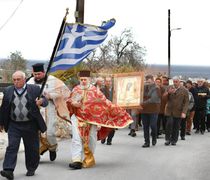 Σαντορίνη: Με σημαίες, λείψανα αγίων και εικόνες στους δρόμους κάτοικοι για λιτανεία κατά των σεισμών