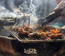 Διευκρινίσεις από την κυβέρνηση για τα catering: Καμία απαγόρευση στις ψησταριές των πανηγυριών 