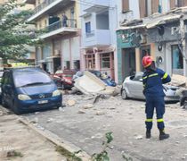 Κατέρρευσε μπαλκόνι στο Λαύριο – Aπό θαύμα δεν θρηνήσαμε θύματα (vid)