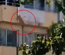 ΟΠΕΚΕΠΕ: Πέταγαν από το μπαλκόνι κούτες με έγγραφα από την αποθήκη στη Θεσσαλονίκη (βίντεο)