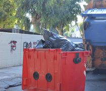 Παράπονα για τα σκουπίδια στην οδό Θεοφράστου