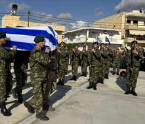 Σε κλίμα οδύνης η κηδεία του 19χρονου Ραφαήλ που σκοτώθηκε στη Ρόδο