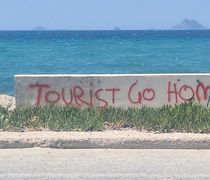 Αντιδράσεις για το γκράφιτι με το μήνυμα «Tourist Go Home »