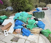 Διαμαρτυρία συμπολίτη μας: Σκουπιδότοπος κατάντησε ο δρόμος στην οδό Θεοκρίτου – Β. Ηπείρου