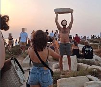 Νάξος: Θύελλα αντιδράσεων για τουρίστα που φωτογραφίζεται με μάρμαρο χιλιάδων ετών