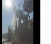 Ελικόπτερο στην Αχαΐα ρίχνει νερό δίπλα σε δρόμο με αυτοκίνητα (έπεσαν κλαδιά στο δρόμο)
