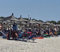 Ο τιμοκατάλογος της “ξαπλώστρας” στην Κω – Πόσα καλούνται να πληρώσουν οι πελάτες για λίγη σκιά