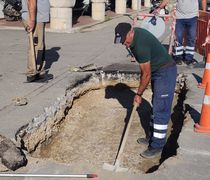 Συνεργεία του Δήμου αποκαθιστούν την βλάβη στο οδόστρωμα έξω από το Αστυνομικό Τμήμα Κω