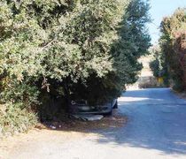Παρατημένο αυτοκίνητο εδώ και 2 χρόνια στην περιοχή του Ηρακλή, εμποδίζει την κυκλοφορία