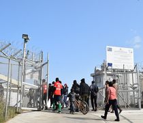 Έρχεται το “βραχιολάκι” και στους παράνομους μετανάστες – Τι σχεδιάζουν Φλωρίδης, Χρυσοχοΐδης και Πλεύρης