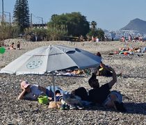 Στις παραλίες ξεχύθηκαν οι κάτοικοι της Κω λόγω των υψηλών θερμοκρασιών