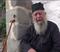 Στο νοσοκομείο Σάμου με ελαφρύ εγκεφαλικό ο Γέροντας Αμφιλόχιος