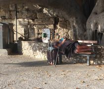 Άστεγος επί μήνες κοιμάται στο λιμάνι της Κω