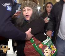 Η Ελένη Λουκά εισέβαλε στην παρουσίαση του βιβλίου του Α. Τσίπρα και φώναζε "προδότη"