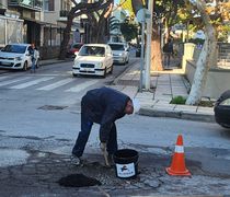 Συνεργεία του Δήμου κλείνουν τις λακκούβες στη διασταύρωση της οδού Ελ. Βενιζέλου και Μ. Αλεξάνδρου