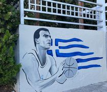 Γκράφιτι Κώου καλλιτέχνη με τον Νίκο Γκάλη κοσμεί το γυμναστήριο του ΑΠΘ 
