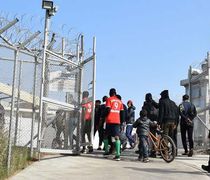 Μεταναστευτικό: Μειώνονται 30% οι συμβάσεις για τη σίτιση και το όριο «ανηλικότητας» ανδρών στα 16 χρόνια  