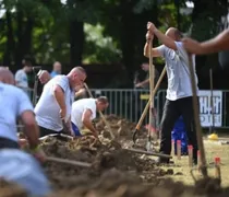 Παγκόσμιο Πρωτάθλημα Νεκροθαφτών στην Ουγγαρία: Σκάβοντας τάφο σε 90 λεπτά (vid)