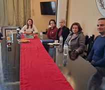 Σε πολιτιστικούς Σ/γους του νησιού παρέδωσε η Έπαρχος το βιβλίο για την  Άννα Καραμπεσίνη 