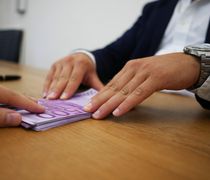 Η κυβέρνηση βάζει "φρένο" στα πανωτόκια - Τι αλλαγές φέρνει το νομοσχέδιο για τα δάνεια έως 100.000 ευρώ και τι κερδίζουν οι δανειολήπτες