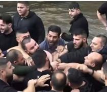 Θεοφάνια στη Φλώρινα: Πιάστηκαν στα χέρια για το ποιος θα πιάσει τον Σταυρό