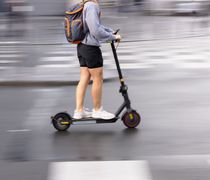 "Στοπ" στα ηλεκτρικά πατίνια για ανηλίκους κάτω των 17 ετών - Tι προβλέπουν τα μέτρα της κυβέρνησης  