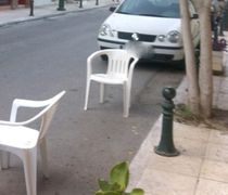 Πρόστιμα έως και 1.500 ευρώ για όσους κρατούν θέσεις στάθμευσης με κόλπα τύπου καφάσια, γλάστρες, καρέκλες κ.α.