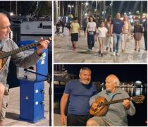 Ο συμπολίτης μας Μάριος Σκιαθίτης διασκεδάζει και φέτος τους τουρίστες στο λιμάνι με το μπουζούκι του